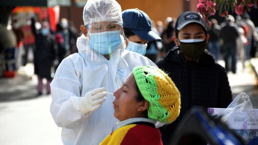 Una trabajadora de la salud toma una prueba antígeno contra la covid-19 en Cochabamba (Bolivia), en una imagen de archivo. EFE/ Jorge Ábrego