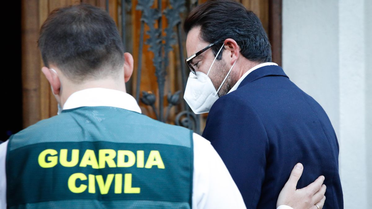 Un agente de la Guardia Civil con uno de los detenidos en la Operación Voloh