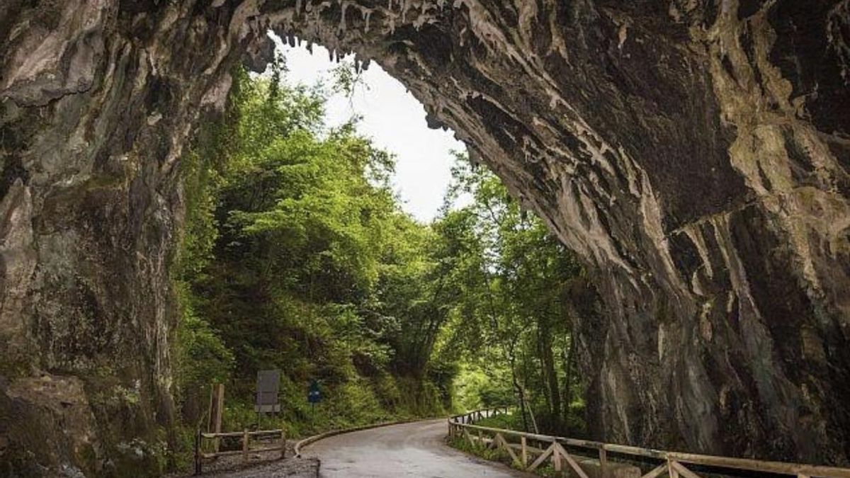 La entrada a Cuevas del Agua se realiza a través de La Cuevona.