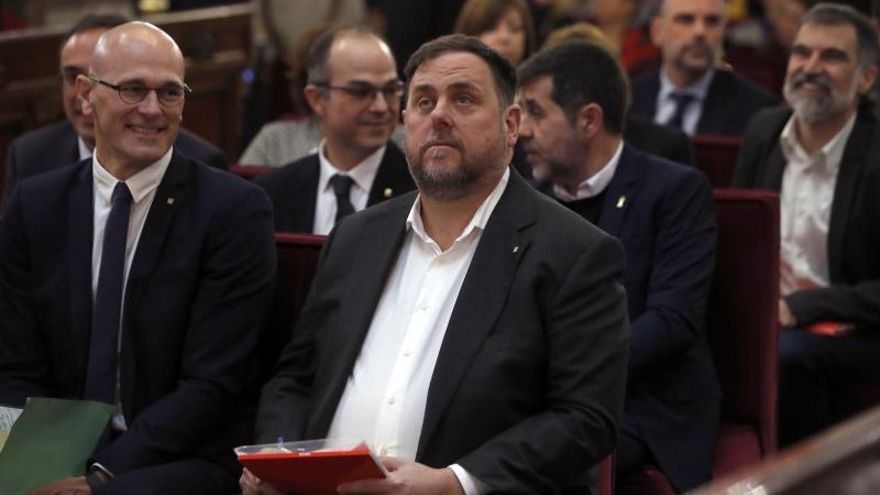 El exvicepresidente de la Generalitat, Oriol Junqueras (d), junto al exconsejero de Asuntos Exteriores, Raül Romeva (i), y el resto de los líderes independentistas, durante el juicio.