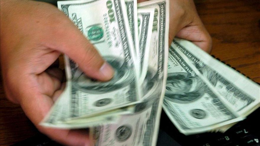 El dólar "informal" en Argentina estable tras subir ante las nuevas restricciones