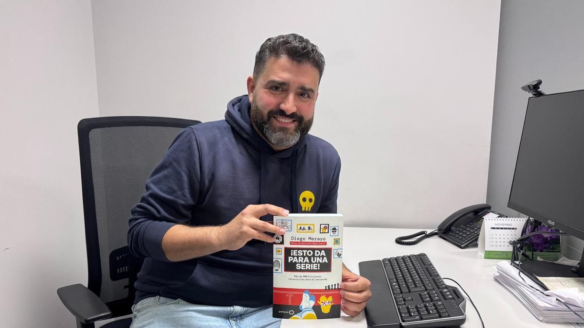 Diego Merayo, con su libro '¡Esto da para una serie! Más de 900 ficciones televisivas para el recuerdo'.