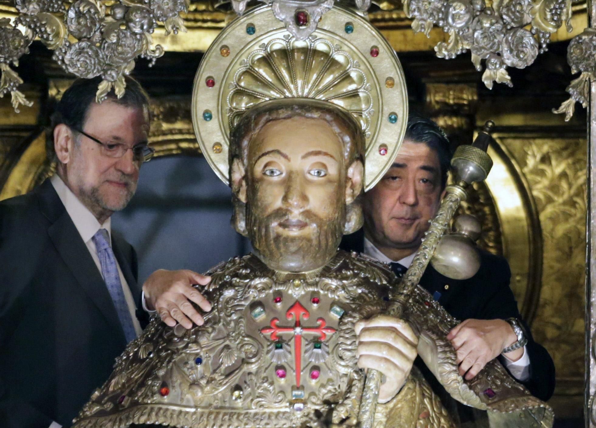 Rajoy acompañando al primer ministro de Japón, Shinzo Abe, durante su visita a Santiago / EFE