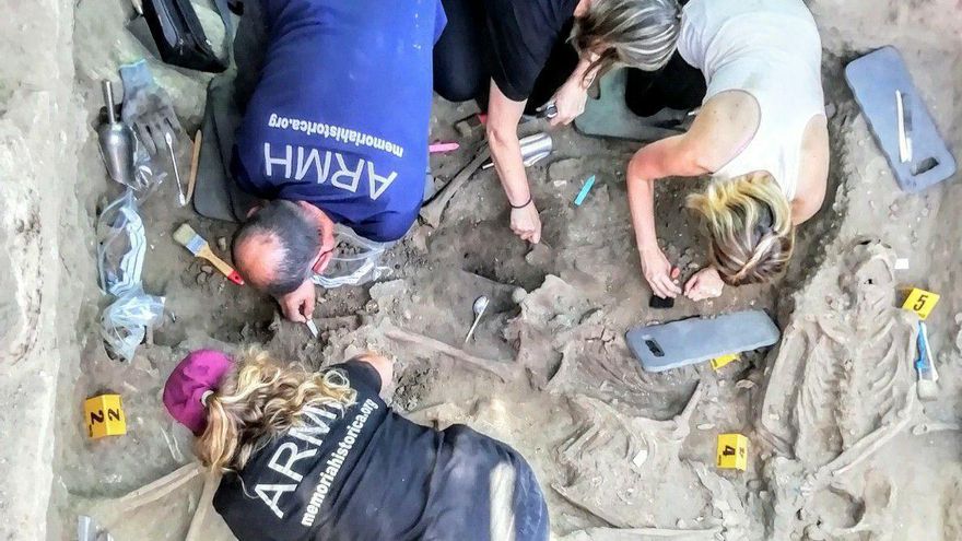 Nietos y voluntarios ante una fosa: "Es el Estado el que debería encargarse de los desaparecidos. Los derechos humanos no se subvencionan"