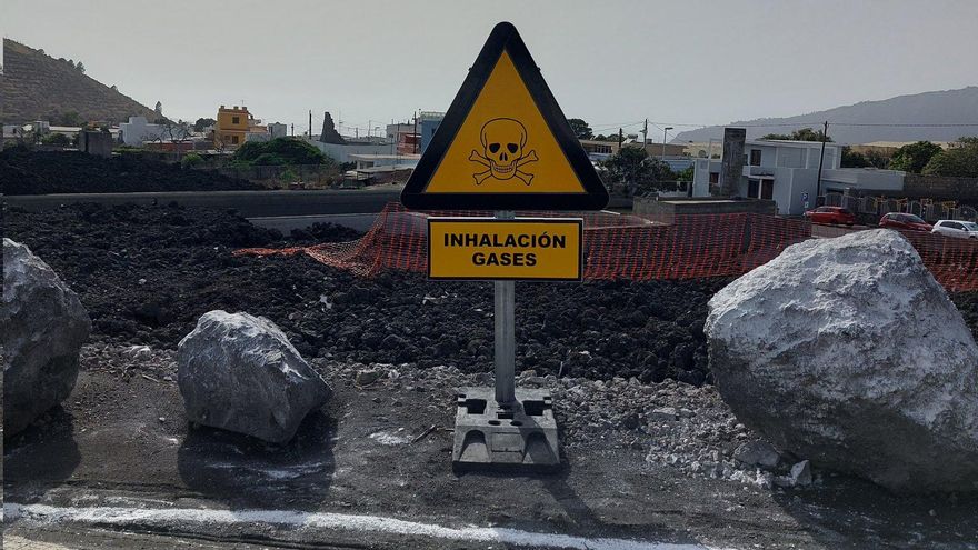 Señal de zona de inhalación de gases colocada en la vía que atraviesa las coladas de norte a sur abierta al tráfico de doble sentido el pasado 1 de agosto.