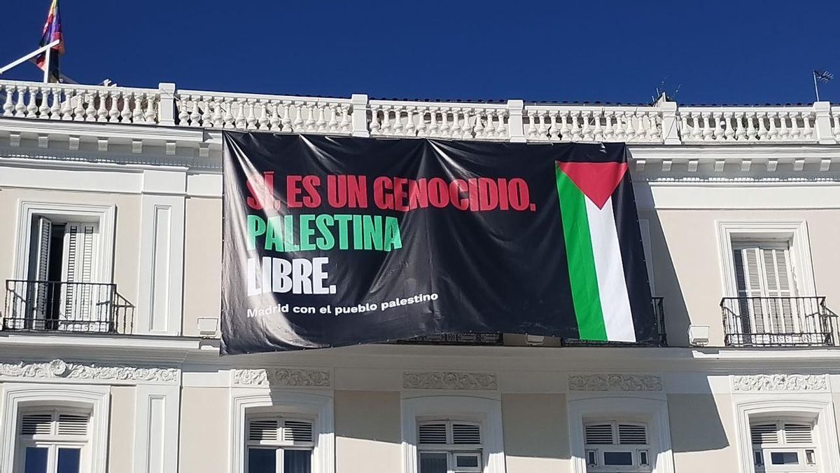 Pancarta de Más Madrid en la Puerta del Sol a favor de Palestina