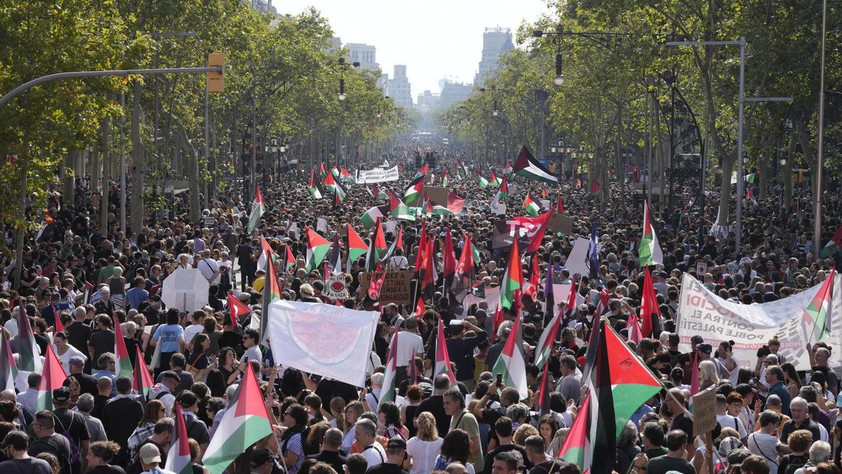 Manifestación convocada por más de 600 entidades y sindicatos en apoyo a Palestina y contra el "genocidio" de Israel, este sábado, en Barcelona.