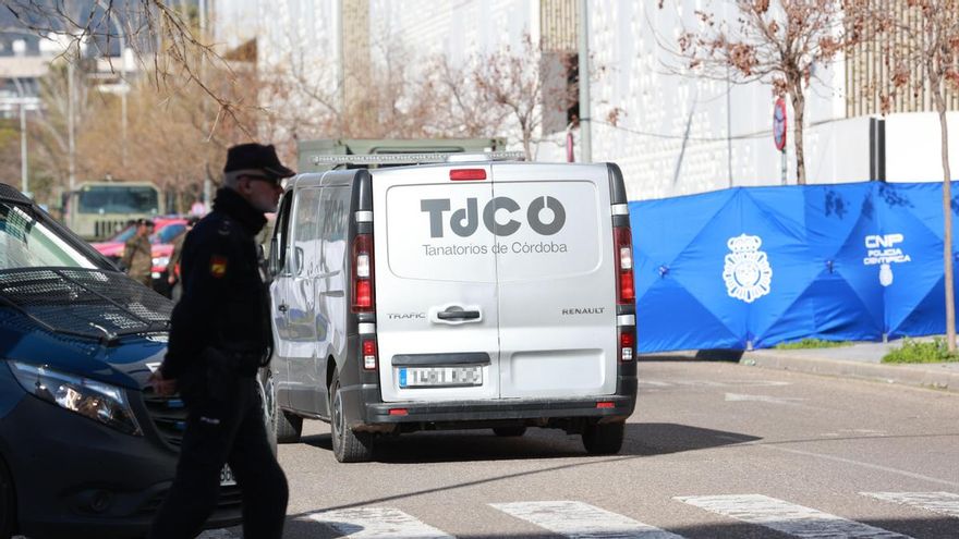 Llegada de un coche fúnebre Instituto de Medicina Legal y Ciencias a 19 de enero de 2026, en Córdoba