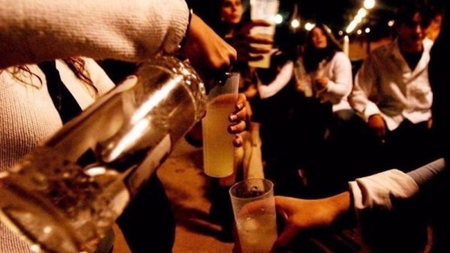 Más de 600 firmas para acabar con los botellones en el Cuadrilátero de La Laguna