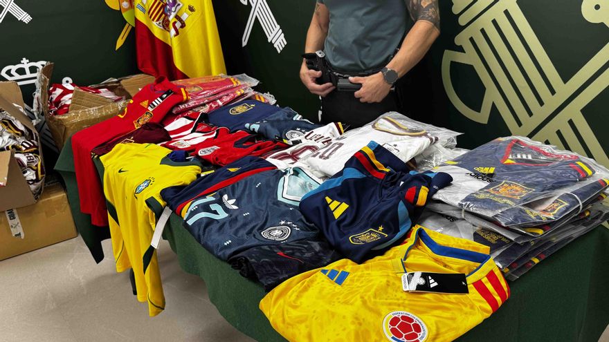 La Guardia Civil interviene 776 prendas y camisetas de fútbol falsificadas en el mercadillo de Albelda
