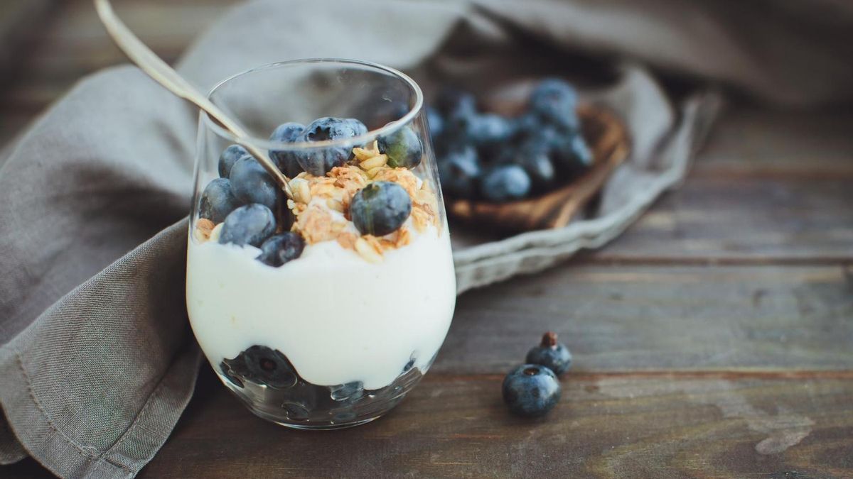 Yogur con granola y arándanos