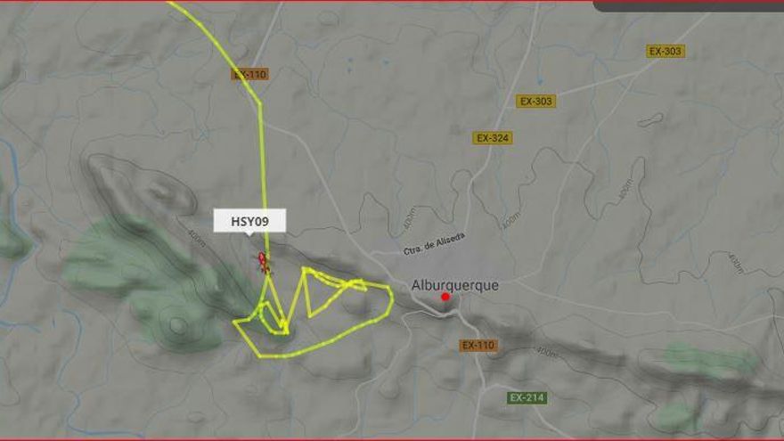 Helicóptero de la base de Valencia de Alcántara, vigilando el perímetro del incendio