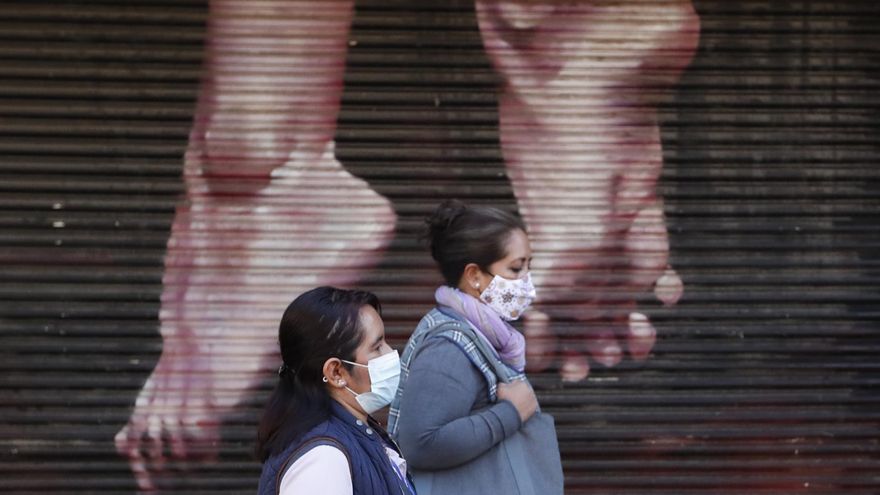Mujeres con cubrebocas caminan por las calles del Centro Histórico hoy, de la Ciudad de México (México). La Secretaría de Salud de México registró este lunes 57 nuevas muertes por la covid-19 para un total de 291.204 defunciones confirmadas, además de otros 775 casos para llegar hasta los 3.846.508 contagios detectados.