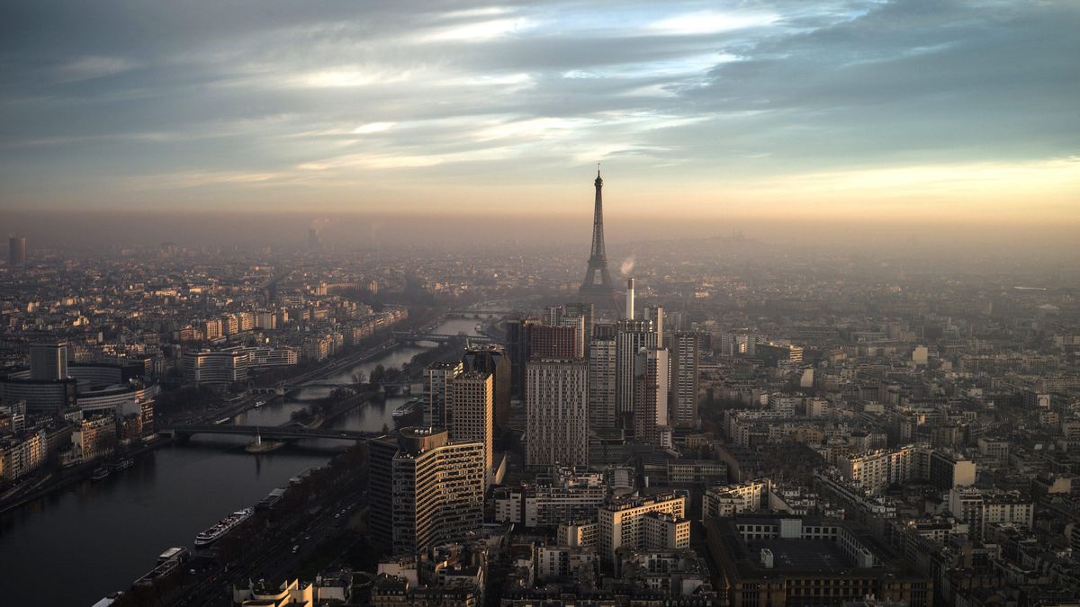 Imagen de archivo de la ciudad de París con su representativa torre Eiffel apuntando al cielo nublado, en Francia. EFE/Yoan Valat