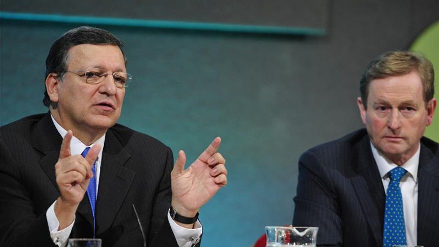El primer ministro irlandés, Enda Kenny (d), junto al presidente de la Comisión Europea, Jose Manuel Durao Barroso