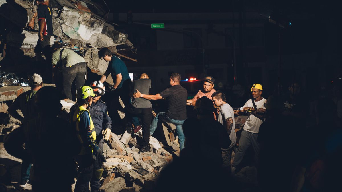 Voluntarios civiles y trabajadores de emergencias tratan de sacar el cuerpo sin vida de Valentina tras varias horas de compleja operación.