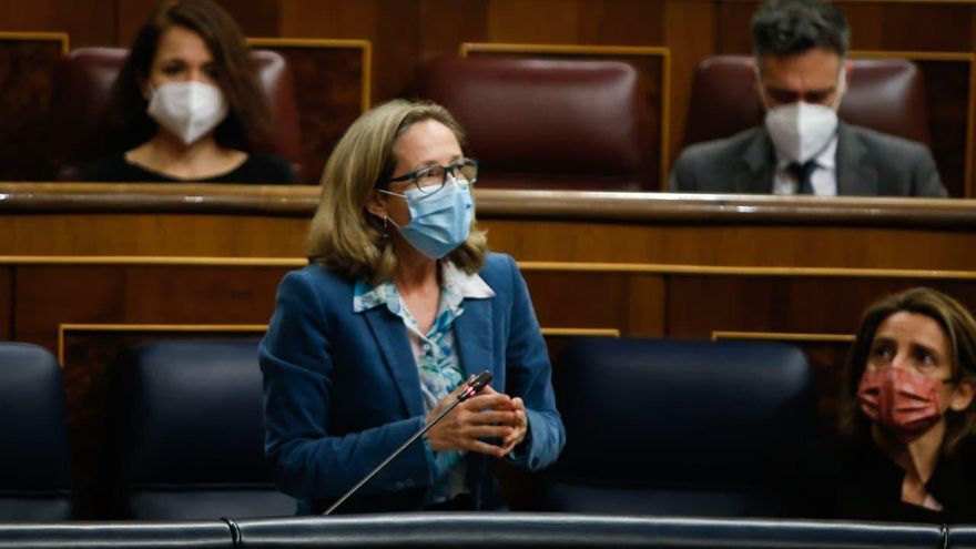 La vicepresidenta de Asuntos Económicos, Nadia Calviño, responde a una pregunta en la sesión de control al Gobierno en el Congreso