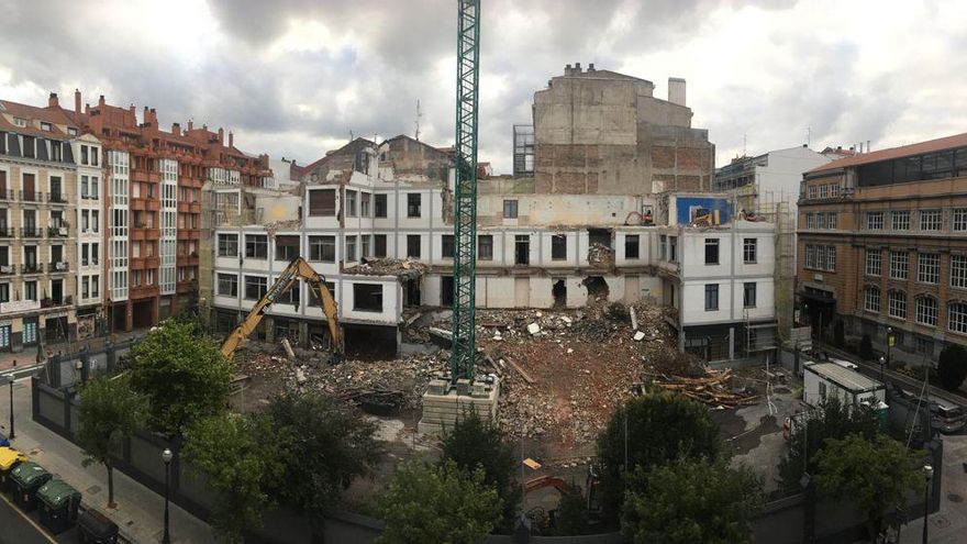 Vecinos del centro de Bilbao denuncian irregularidades en las obras de demolición en un terreno del Obispado