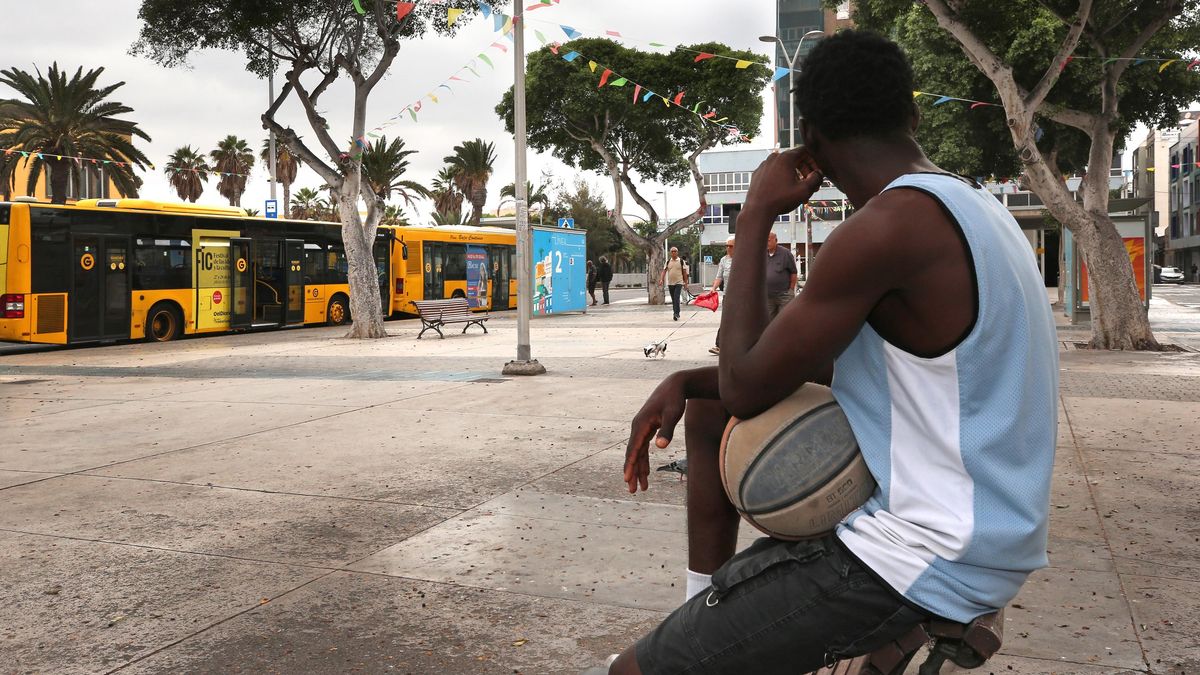 Moussa*, solicitante de asilo, sostiene su balón de baloncesto en una plaza de Las Palmas de Gran Canaria