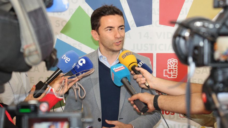 El secretario general del PSOE de Cantabria, Pedro Casares, hace declaraciones a los medios en la sede del partido