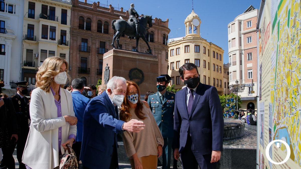 Inauguración de la exposición '100 Años de Patios' en la Plaza de las Tendillas.