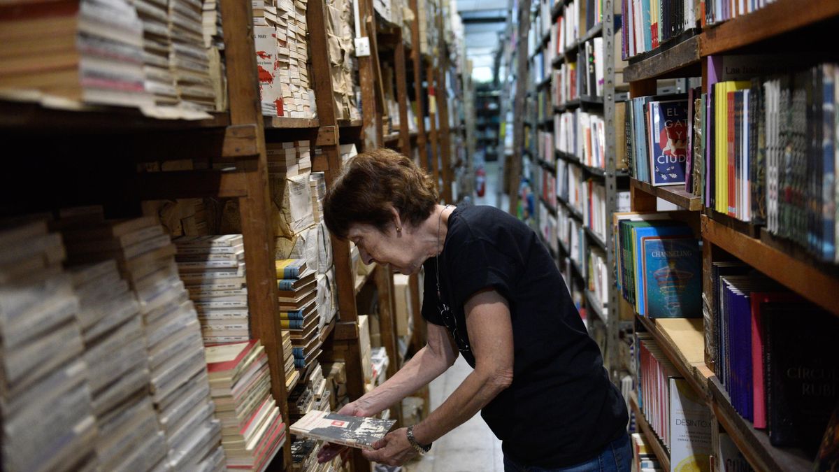 Es la menor de las tres hijas de Damián Carlos Hernández y Emilce García, fundadores de la librería de la calle Corrientes 1436.