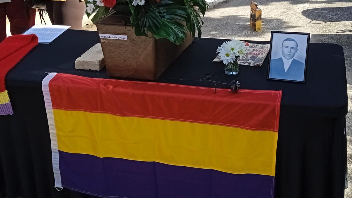 Restos de Miguel Alabort, junto a una imagen del represaliado.