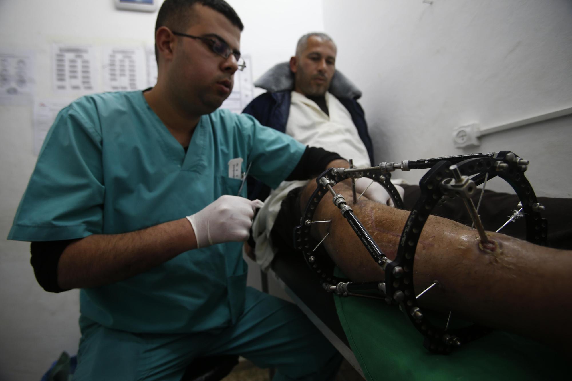 Un sistema de salud colapsado. El sistema de salud de Gaza está saturado por el número de heridos y sus largos procesos de recuperación. “Para tratar a las personas heridas durante las protestas, abrimos dos salas de hospitalización, aumentamos a cinco la cantidad de clínicas que gestionamos e incrementamos nuestra capacidad quirúrgica. Pero carecemos de la cantidad de camas, cirujanos expertos y especialistas en antibióticos necesarios para tratar adecuadamente estas lesiones ", explica Marie-Elisabeth Ingres, coordinadora general de Médicos Sin Fronteras (MSF).