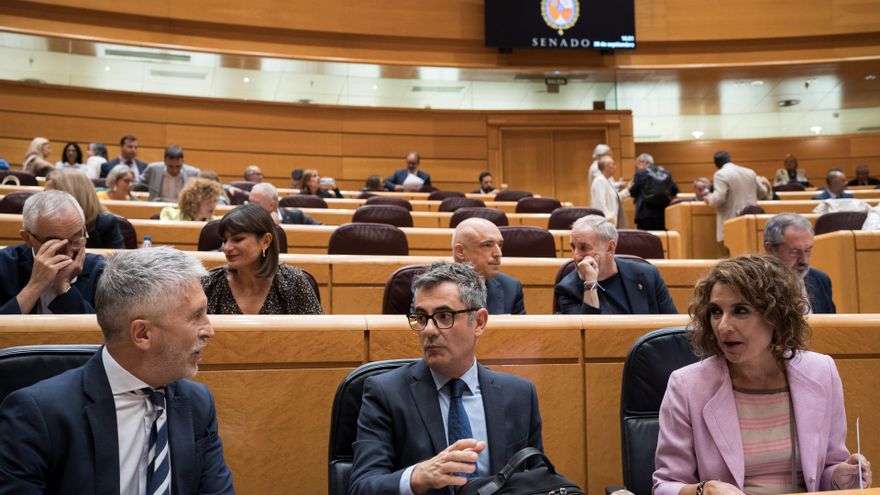 (I-D) El ministro del Interior, Fernando Grande-Marlaska; el ministro de la Presidencia, Justicia y Relaciones con las Cortes, Félix Bolaños y la vicepresidenta primera y ministra de Hacienda, María Jesús Montero, durante una sesión de control al Gobierno