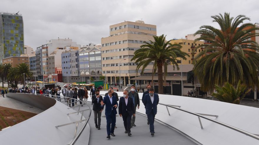 La pasarela peatonal 'Onda Atlántica' ya une las dos orillas del istmo de la capital grancanaria
