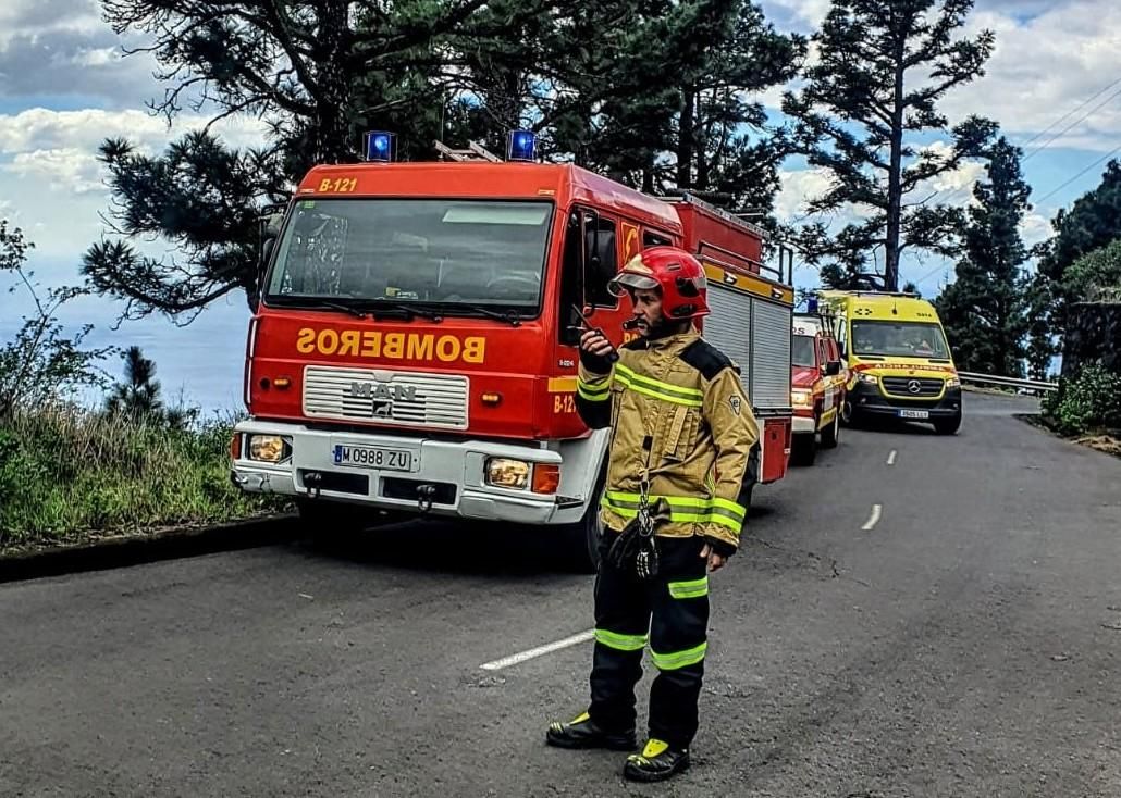En la imagen, el dispositivo que intervino en el rescate del cuerpo. BOMBEROS LA PALMA