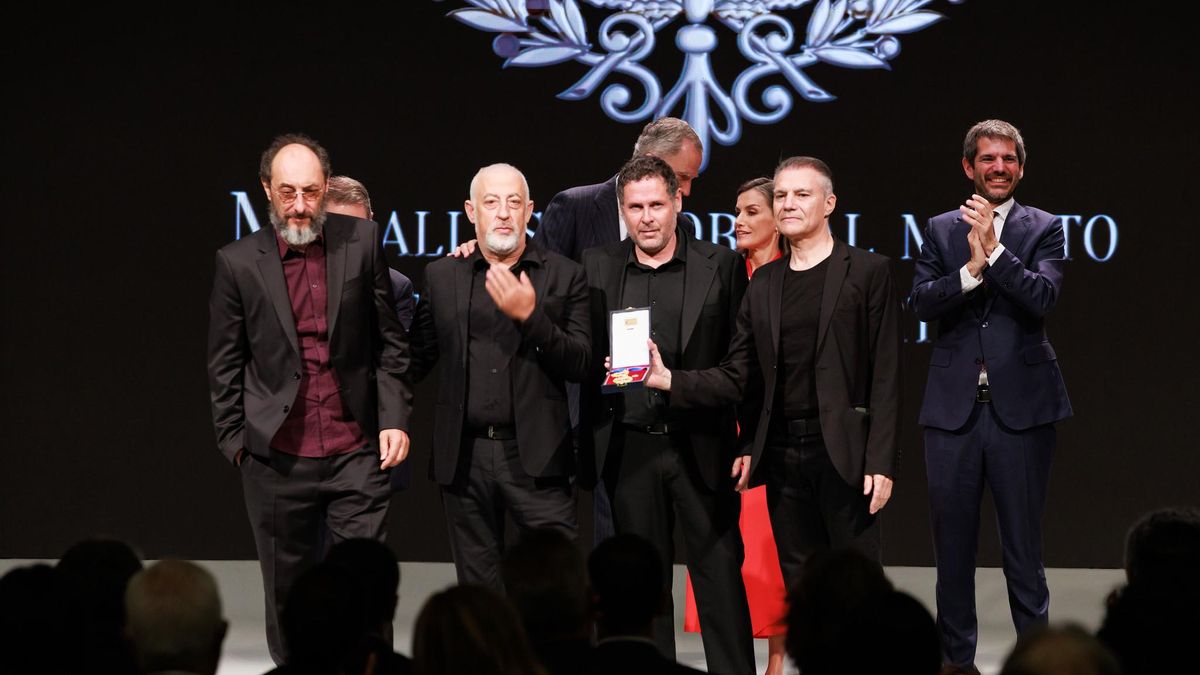 Los cuatro miembros actuales del grupo Los Planetas, recogiendo su premio