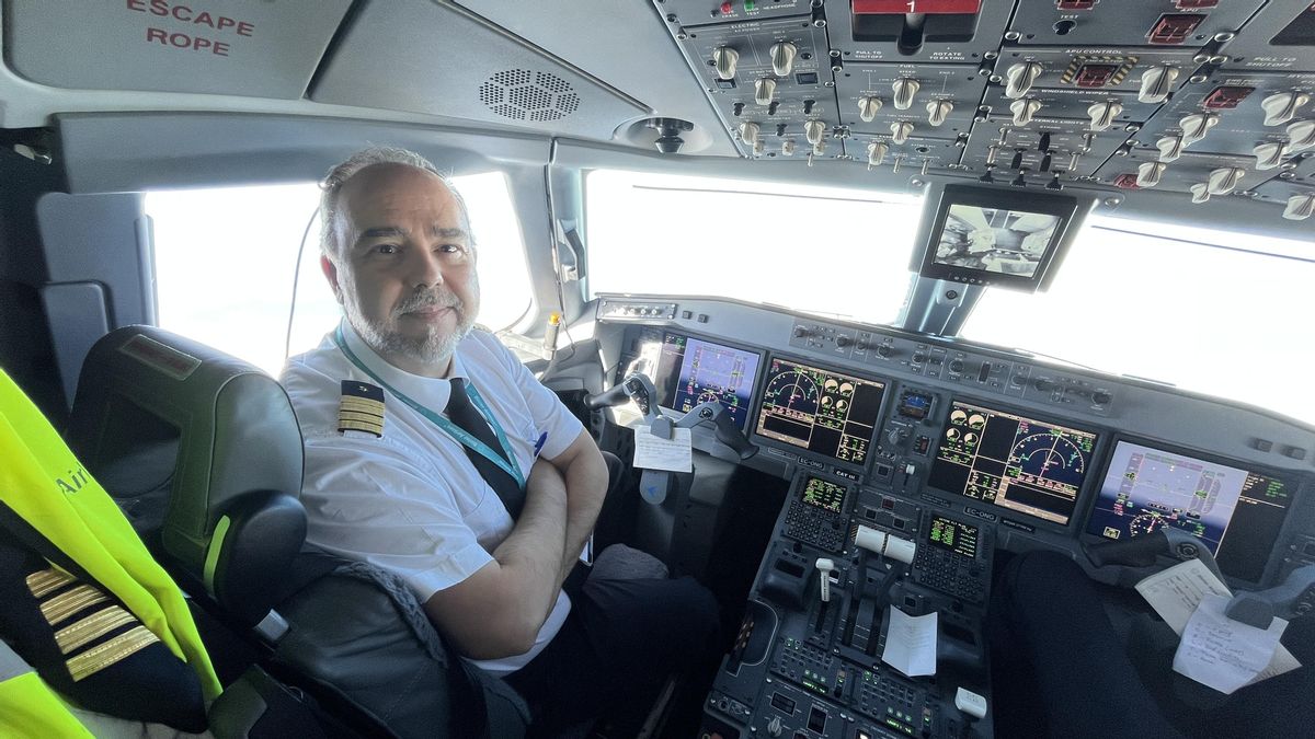 Piloto de Binter en la cabina de mando