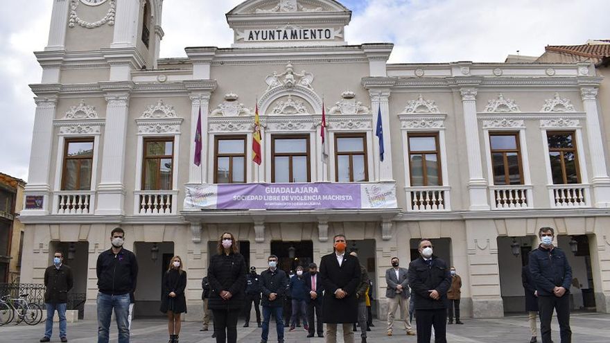 Minuto de silencio en el Ayuntamiento de Guadalajara