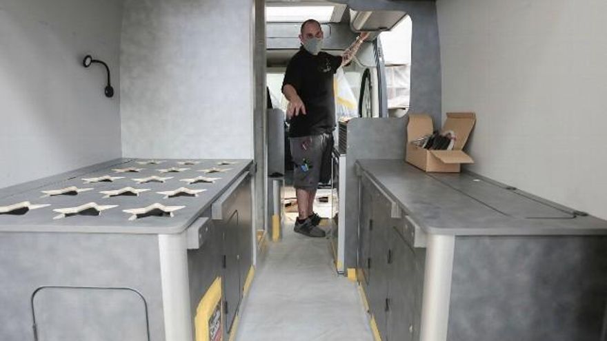 Un interior de un vehículo en pleno proceso de Camperización. Foto: Campillo / ICAL.