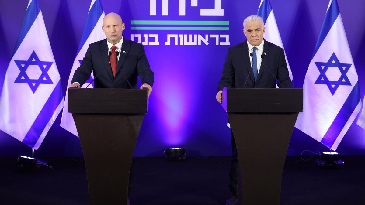 El ex primer ministro israelí Naftali Bennett (i) y el líder de la oposición israelí, Yair Lapid (d), durante la rueda de prensa conjunta en la que anunciadon la creación de Juntos, el partido resultante de la fusión de sus formaciones, con el que pretenden echar del gobierno a Benjamín Netanyahu en las elecciones generales programadas para el próximo 27 de octubre. EFE/EPA/ABIR SULTAN