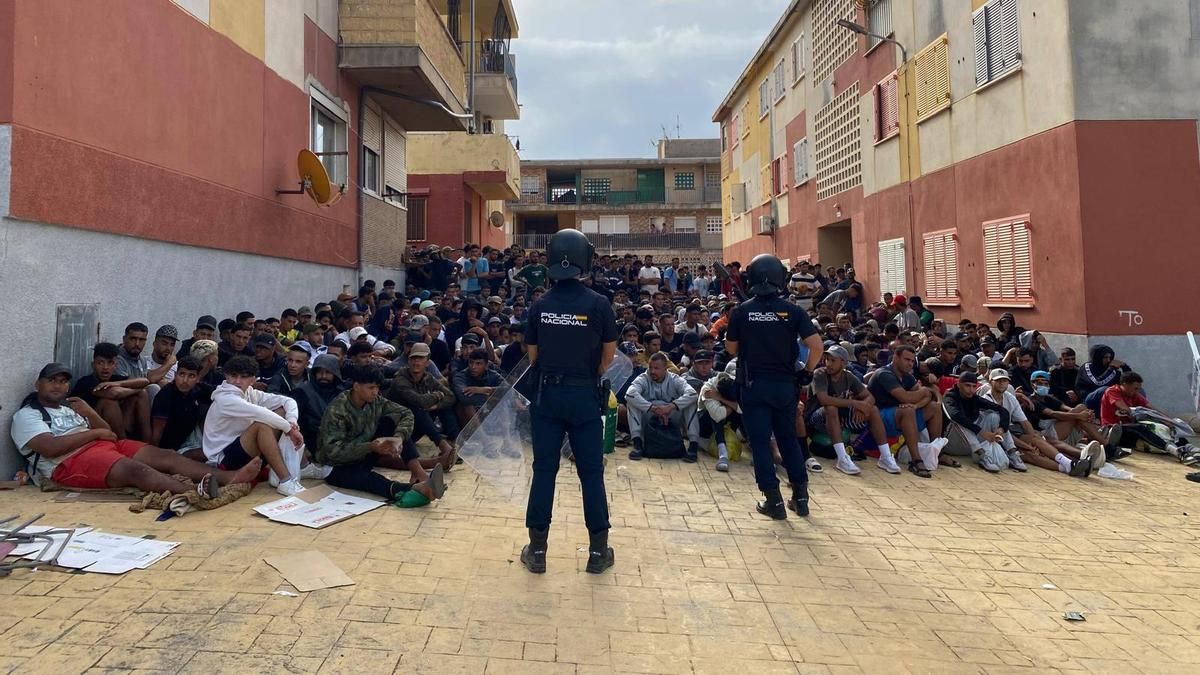 Caos en el acceso al campamento de urgencia de Ceuta: cargas policiales y un herido tras horas de espera