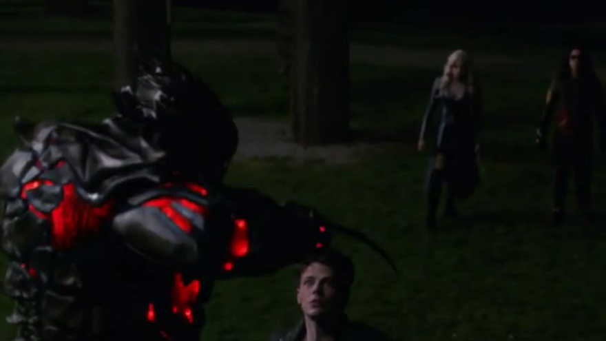 Barry se apodera de la armadura de Savitar.