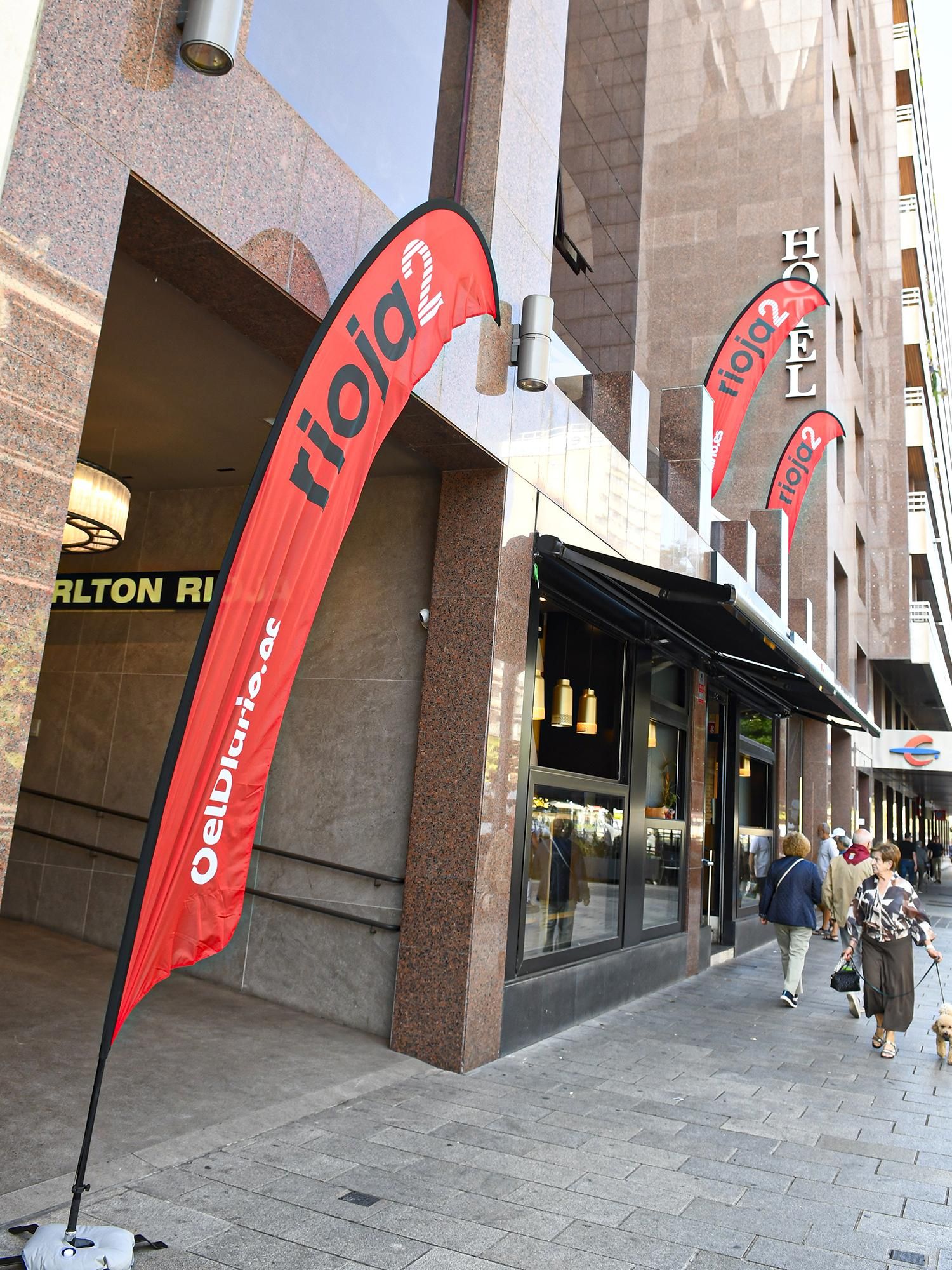 La entrada del Hotel Carlton Rioja en plena Gran Vía