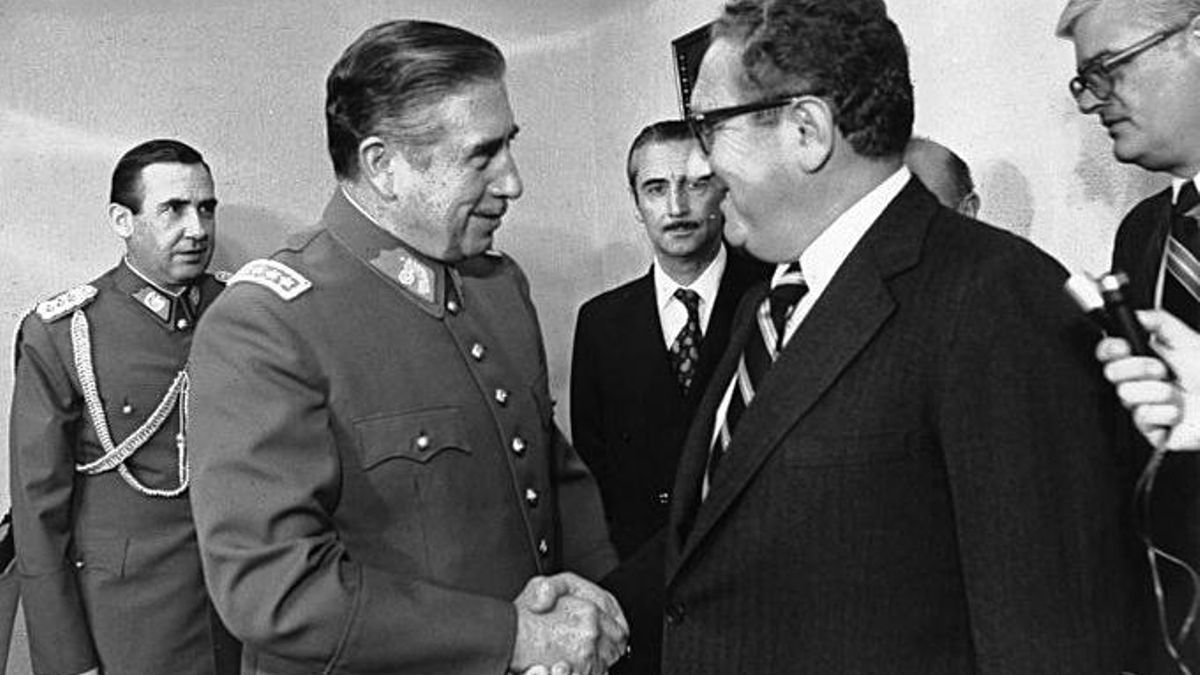 Imagen de Augusto Pinochet con el secretario de Estado de EEUU, Henry Kissinger, en 1976.
