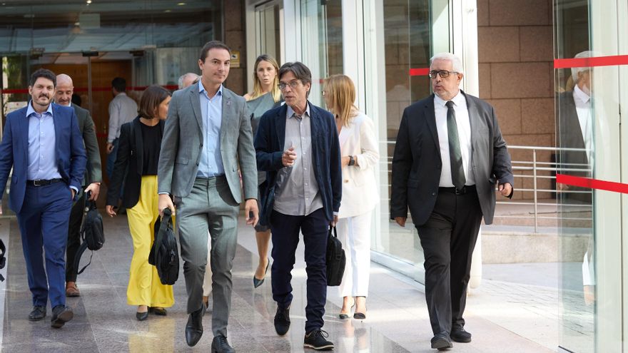 Almeida y Ayuso agitan el avispero del PSOE madrileño dando por hecho la defenestración de Juan Lobato