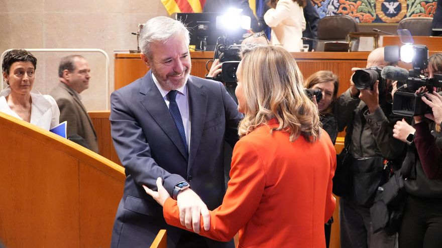 El presidente en funciones, Jorge Azcón, saluda a la líder de los socialistas aragoneses, Pilar Alegría, antes del pleno.