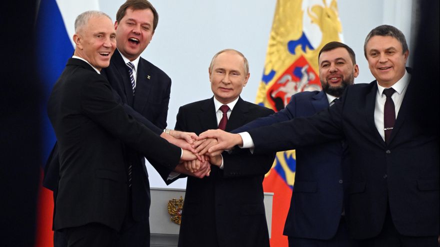 El líder de la autoproclamada república popular de Donetsk, Denís Pushilin (2º der), celebra en Moscú la firma de la adhesión de su territorio a Rusia junto con el presidente ruso Vladimir Putin (C) y los dirigentes de las regiones de Lugansk, Zaporoyia y Jersón. EFE/EPA/GEORGY SISOYEV / SPUTNIK / KREMLIN POOL