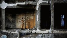 Niña juega a la comba en un edificio destruido en Gaza