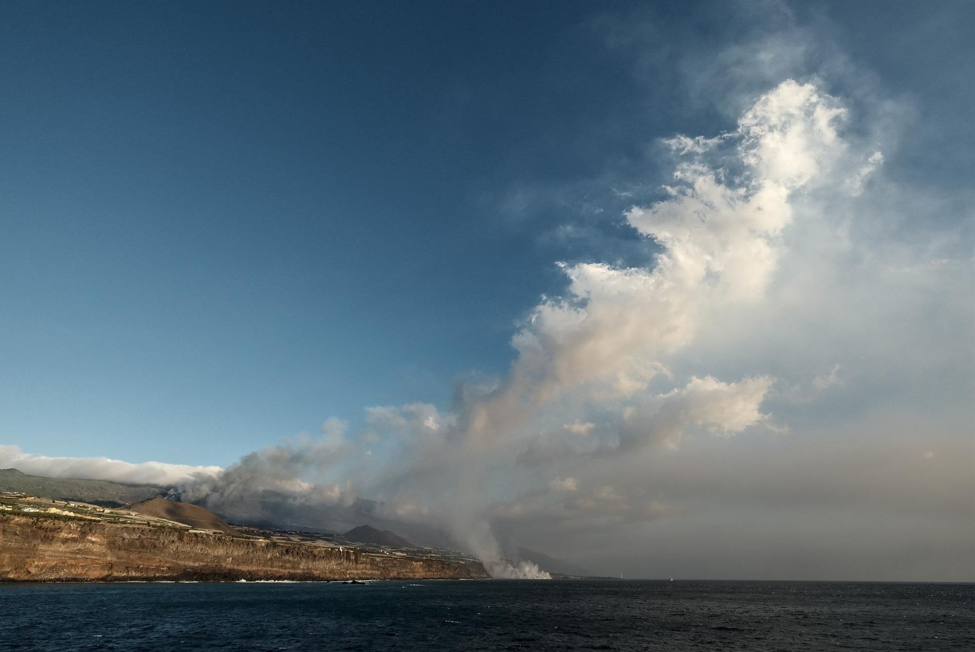 Nube de gases formada al entrar en contacto el agua y la lava en la costa de Tazacorte