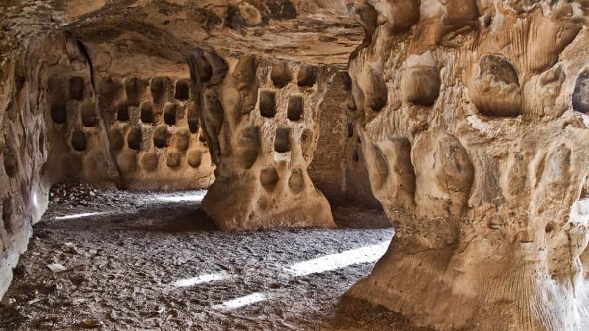 Los habitantes de este valle riojano se refugiaron bajo una montaña y fue el origen de una asombrosa cueva rupestre