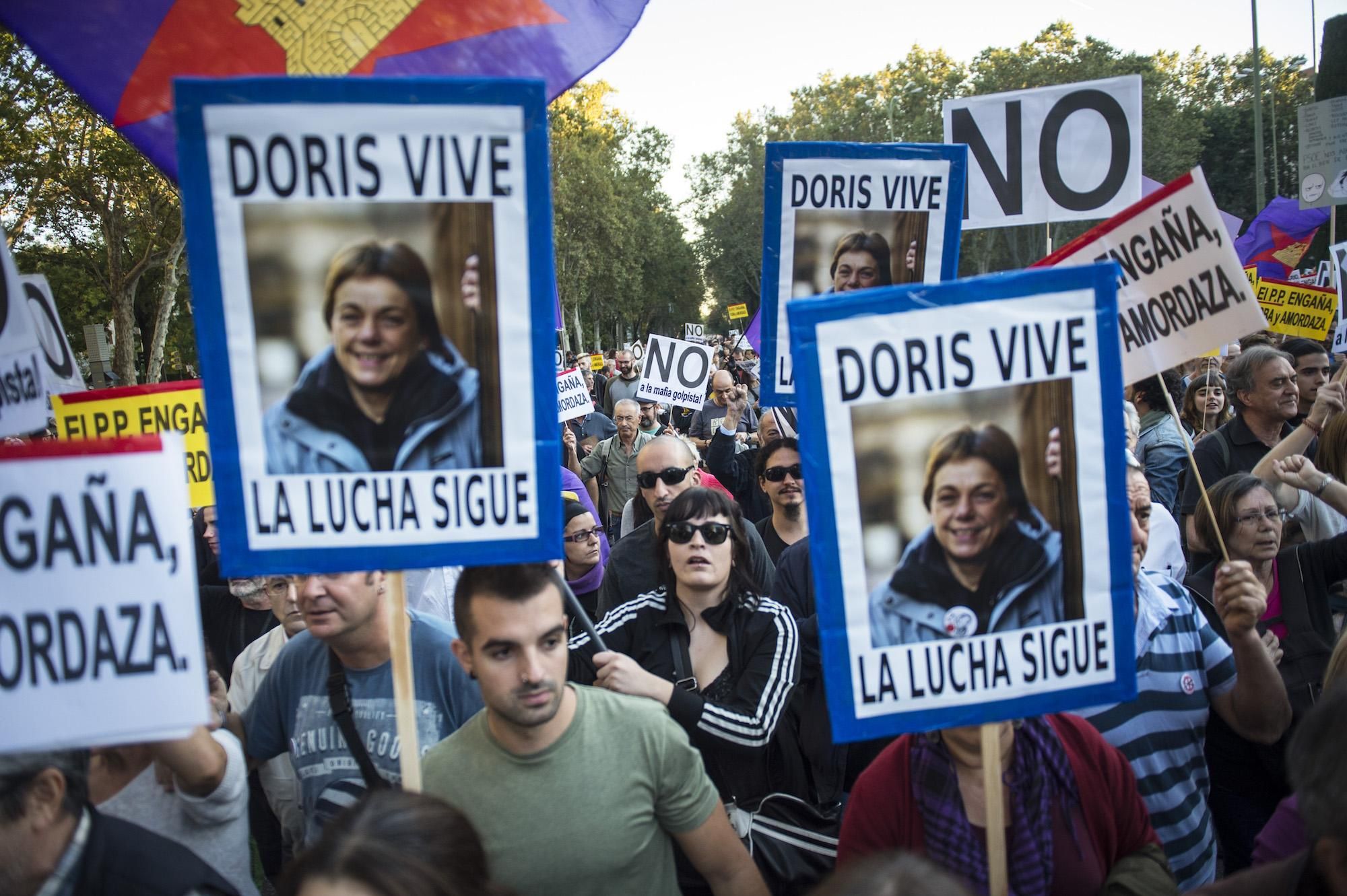 Decenas de personas con carteles y pancartas de recuerdo a la abogada Doris Benegas