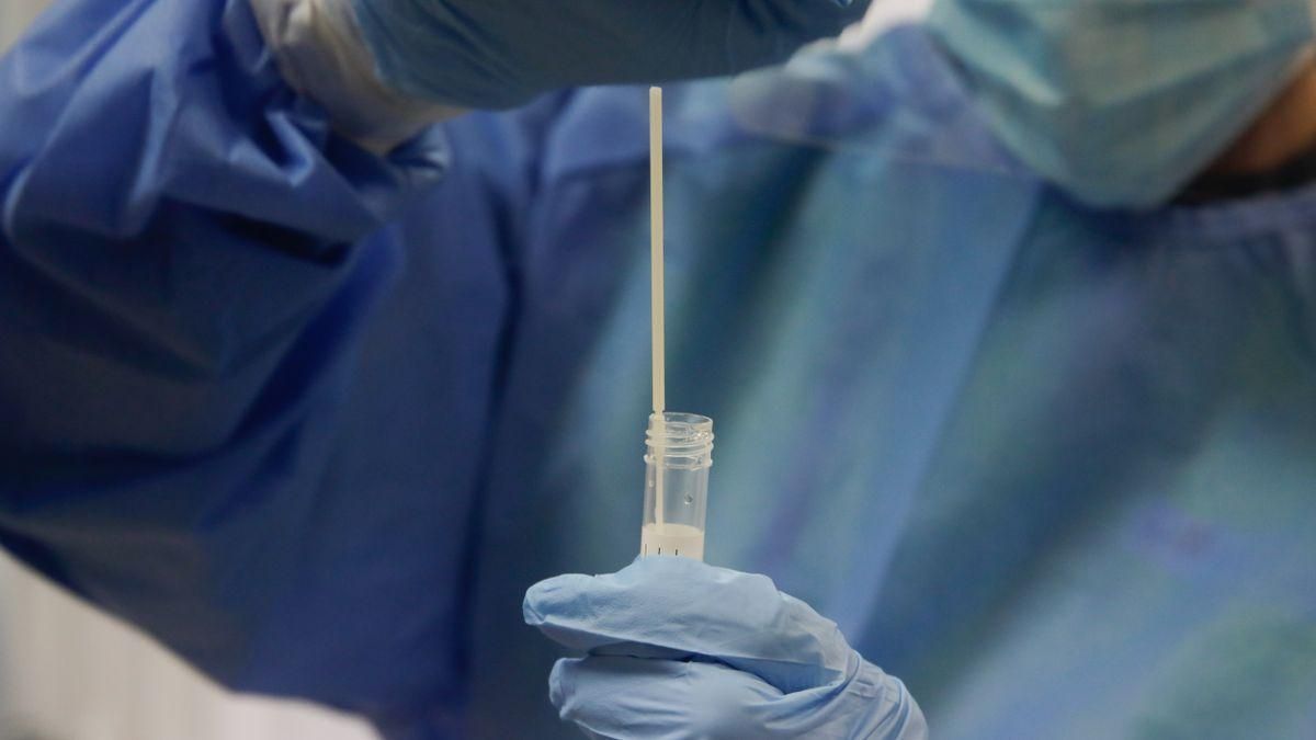Una trabajadora sanitaria sostiene una probeta con una prueba PCR. Ricardo Rubio/Europa Press