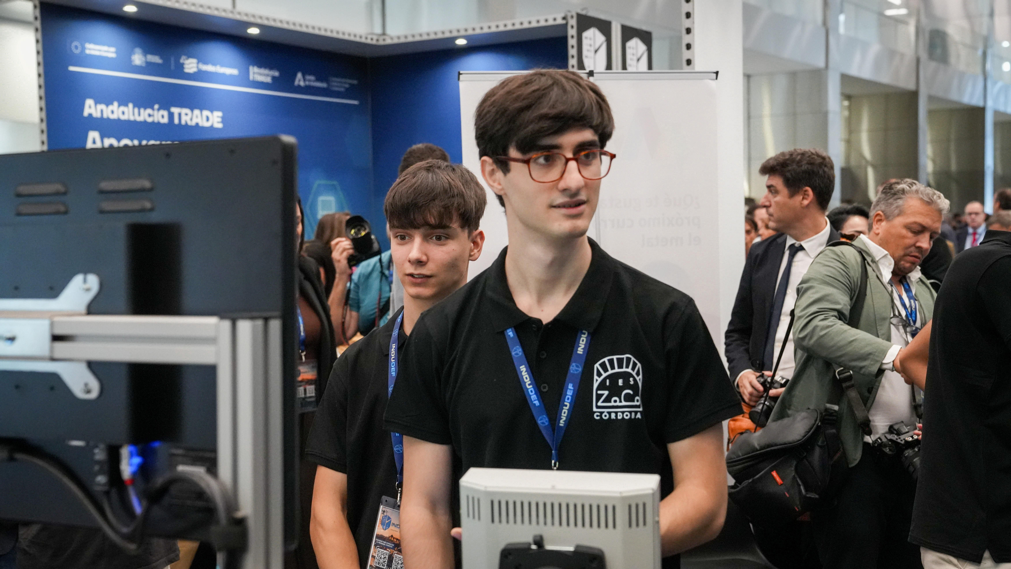 El ministro de Industria y Turismo, Jordi Hereu, y el alcalde de Córdoba, José María Bellido, durante la apertura del Foro Internacional de Defensa Indudef