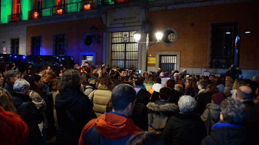 Decenas de mujeres lamentan que "la situación es insostenible" en una concentración contra la violencia machista.